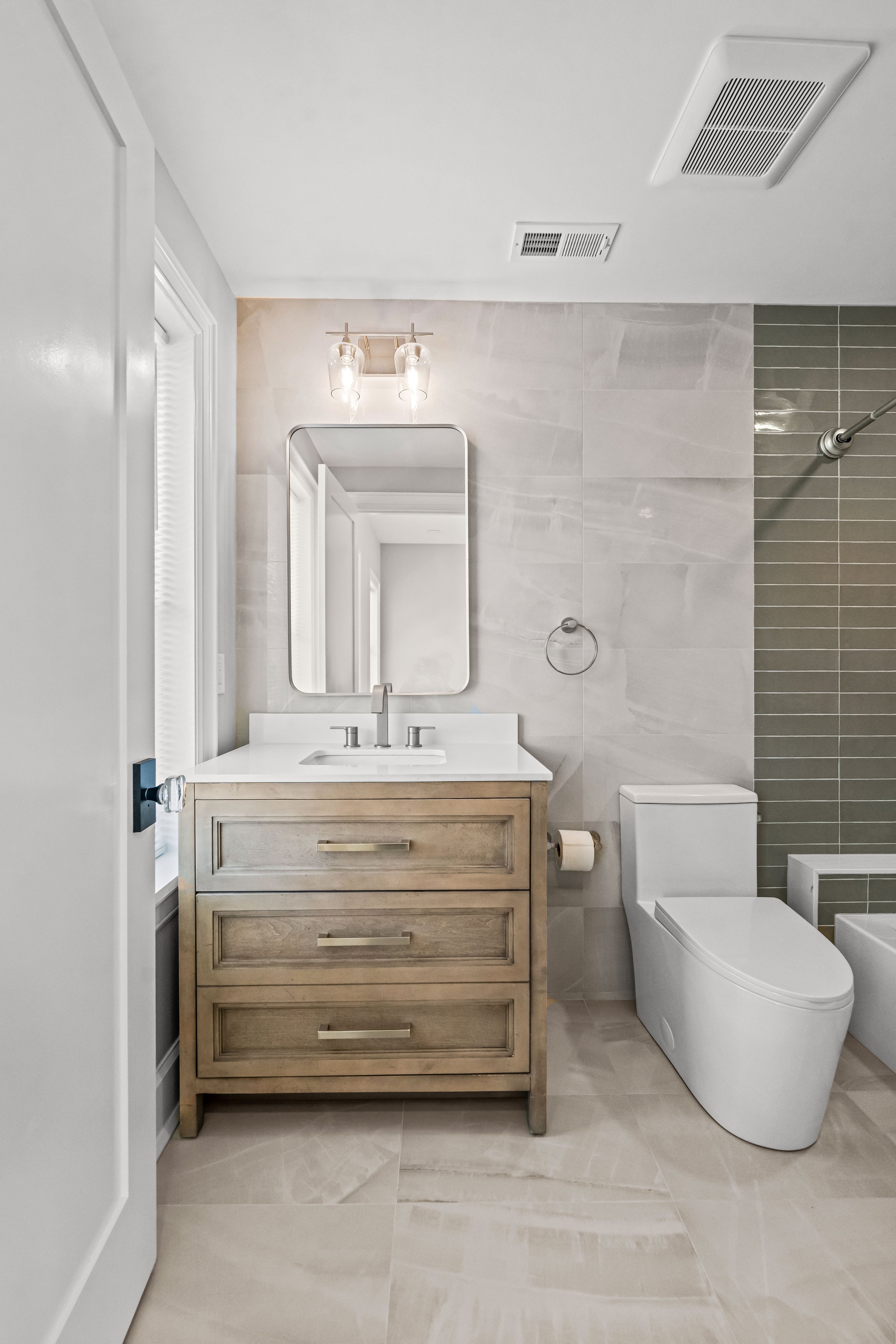 110 Powder Room Unstaged